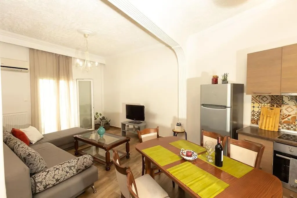 Spacious Apartment In Old Town - Private Parking سالونيك